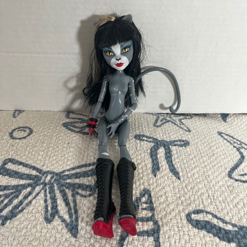 Monster High purrsephone Meowlody Werecat Doll Grey White Stripes Mattel 2011